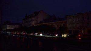 pemandangan-pusat-kota-tanpa-listrik-setelah-infrastruktur-sipil-kritis-dihantam-serangan-rudal-rusia-di-lviv-ukraina-11-oktob_169