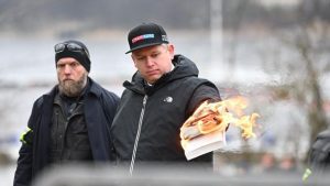 pemimpin-partai-politik-sayap-kanan-denmark-stram-kurs-rasmus-paludan-membakar-salinan-alquran-selama-manifestasi-di-luar-kedu_169