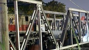 kondisi-lokasi-ka-hantam-truk-di-jembatan-madukoro-semarang-selasa-1872023-2_169