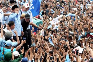 calon-presiden-nomor-urut-2-prabowo-subianto-memberikan-sala-ag4s (1)