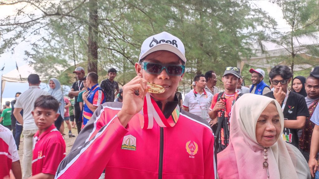 dhanny_widianto_meraih_emas_setelah_tampil_gemilang_dengan_meraih_skor_tertinggi_foto_mc_pon_acehsaifullah_840x576