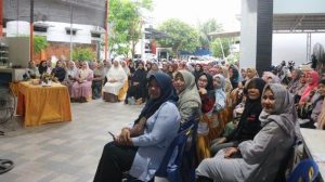 Tati-Meutia-Asmara-foto-bersama-konstituennya