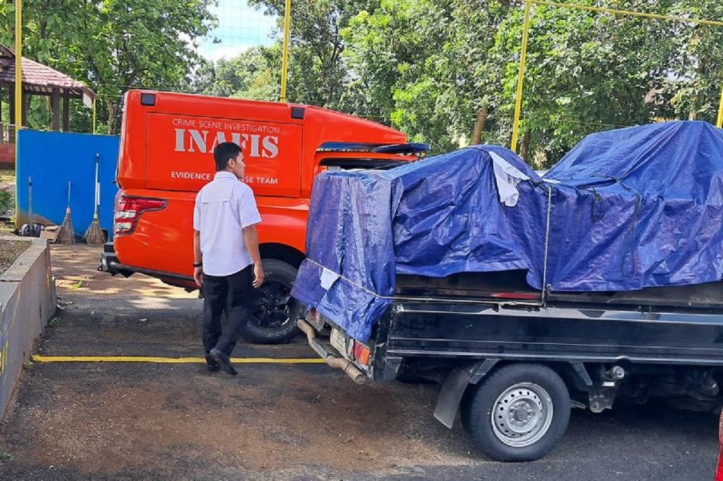 petugas-satreskrim-polresta-banyumas-mengecek-mobil-pikap-ya-0kfb