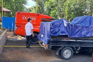 petugas-satreskrim-polresta-banyumas-mengecek-mobil-pikap-ya-0kfb