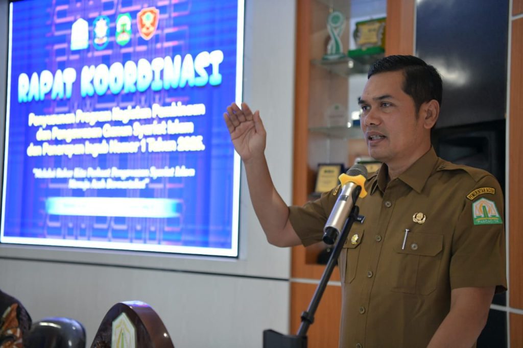 Plt. Sekda Aceh, M. Nasir, S.IP. MPA membuka Rapat Koordinasi Penyusunan Program Kegiatan Pembinaan dan Pengawasan Qanun Syariat Islam dan Penerapan Ingub Nomor 1 Tahun 2025 dengan Kasatpol PP dan WH Kabupaten/Kota Lantai III di Gedung Rapat Satpol PP dan WH Aceh, Senin, 21/04/2025.