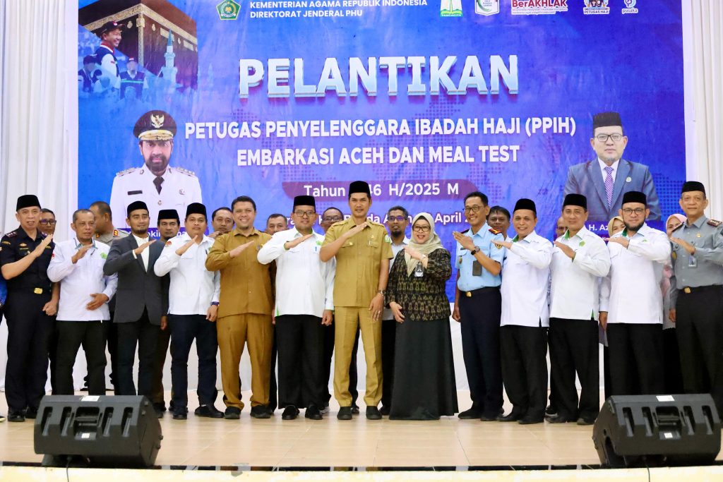 Plt Sekda Aceh, M. Nasir S.IP, MPA, melantik Petugas Penyelenggara Ibadah Haji (PPIH) Embarkasi Aceh Tahun 2025, di Asrama Haji Embarkasi Aceh, Selasa, 22/4/2025.