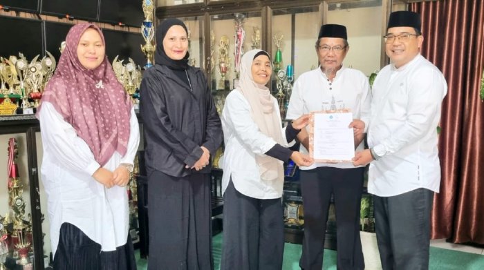 Kepala SMAN 8 Takengon Unggul, Syafrudin dan Ketua Yayasan Noordeen, Eva Wahyuni menandatangani nota kesepahaman antara dua belah pihak.