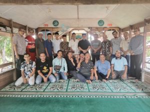 upati Aceh Besar H. Muharram Idris (H. Syech Muharram) foto bersama dengan sejumlah tokoh Aceh Besar di Balee Beut Ar-Bain Lamsayun, kecamatan Ingin Jaya, Aceh Besar, Rabu (1/10/2025)