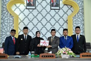 Penyerahan buku KUA PPAS