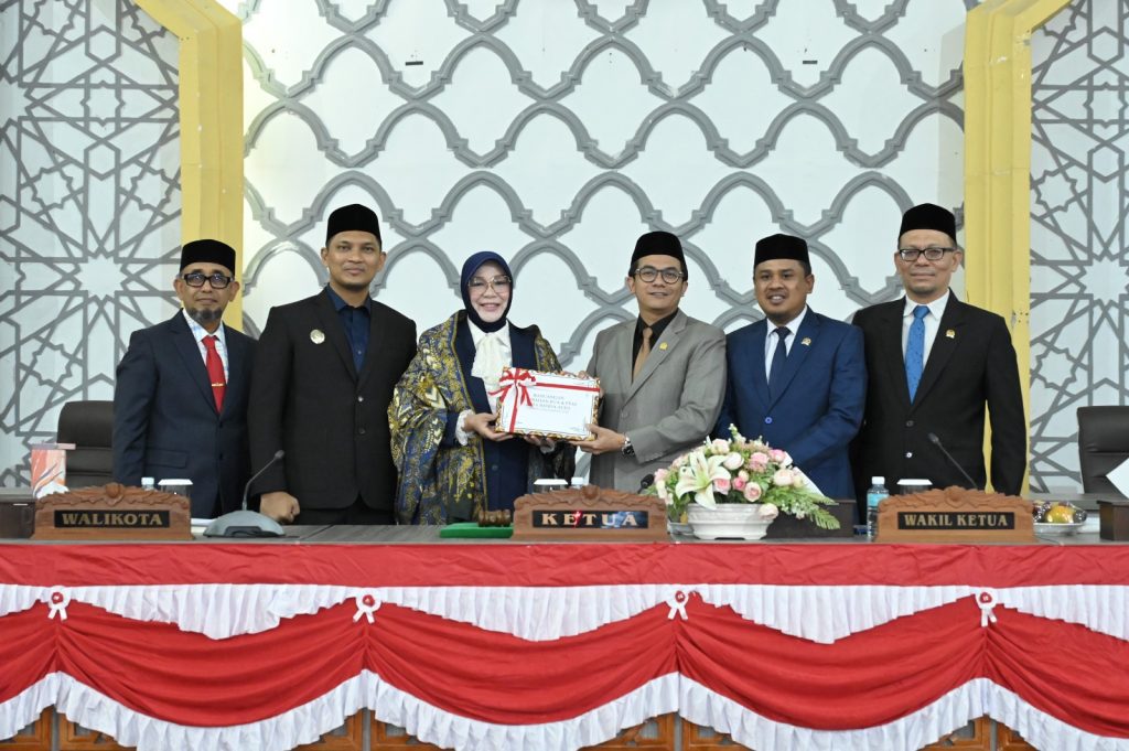 Wali Kota Banda Aceh, Illiza Sa’aduddin Djamal, didampingi Wakil Wali Kota, Afdhal Khalilullah Mukhlis dan Sekda Kota Jalaluddin menyerahkan dokumen RKUA PPAS Perubahan APBK Banda Aceh 2026 kepada Pimpinan DPRK Banda Aceh, yaitu Ketua DPRK Banda Aceh, Irwansyah ST, didampingi dua wakil ketua, Daniel Abdul Wahab dan Musriadi Aswad,