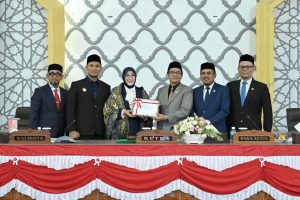 Wali Kota Banda Aceh, Illiza Sa’aduddin Djamal, didampingi Wakil Wali Kota, Afdhal Khalilullah Mukhlis dan Sekda Kota Jalaluddin menyerahkan dokumen RKUA PPAS Perubahan APBK Banda Aceh 2026 kepada Pimpinan DPRK Banda Aceh, yaitu Ketua DPRK Banda Aceh, Irwansyah ST, didampingi dua wakil ketua, Daniel Abdul Wahab dan Musriadi Aswad,